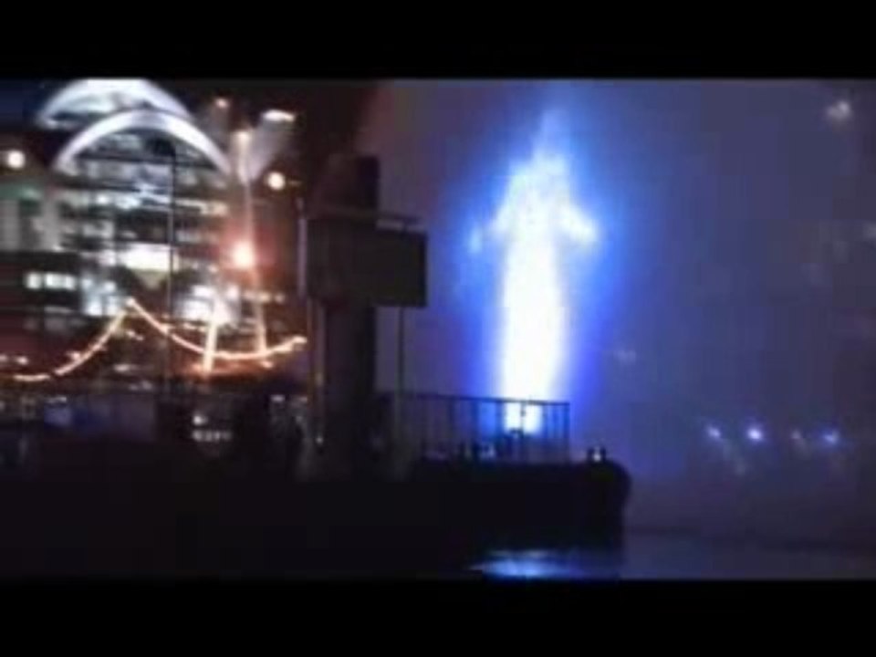 Dr Manhattan arrives in London