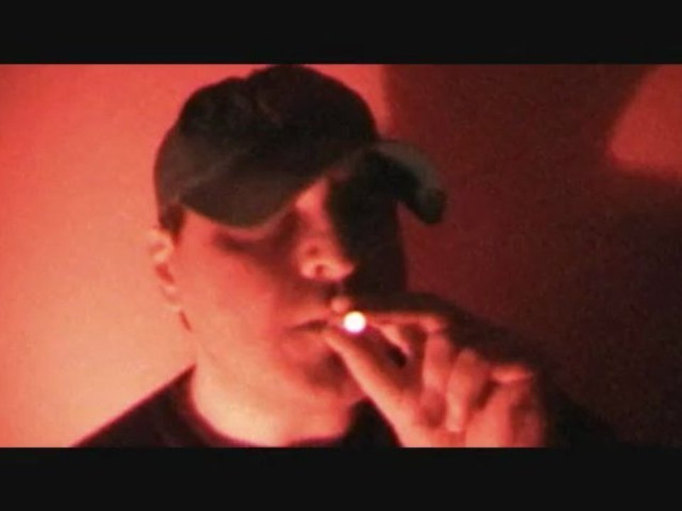 Smoking a Green Smoke Electronic Cigarette while Vaping Out!