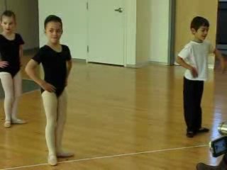 Félix fait de petits sauts