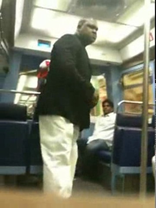 Un Congolais s'énerve contre une racaille dans le métro