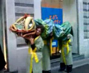 Ragazzi molto originali in giro per Milano