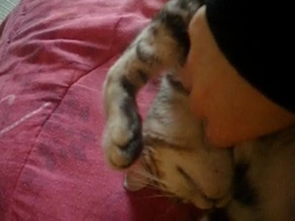 Mabelle caresses