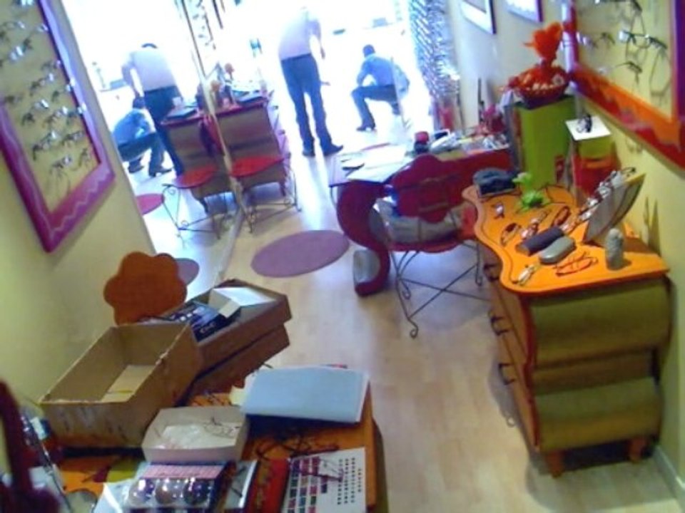 Hommes de menage en carton