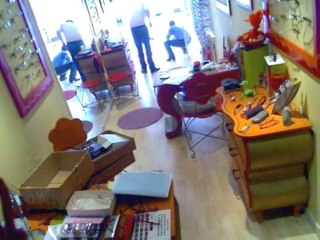 Hommes de menage en carton