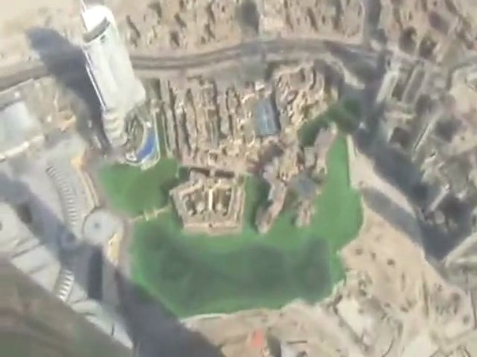 Un américain un peu fou filme au sommet de Burj Dubai