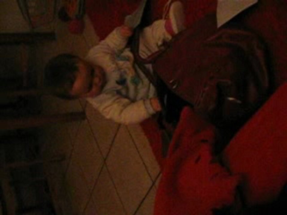 Lilwenn prise en flag! elle fouille dans le sac de maman...