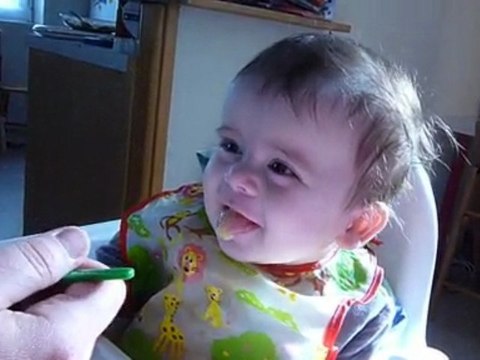 Paul mange sa première purée