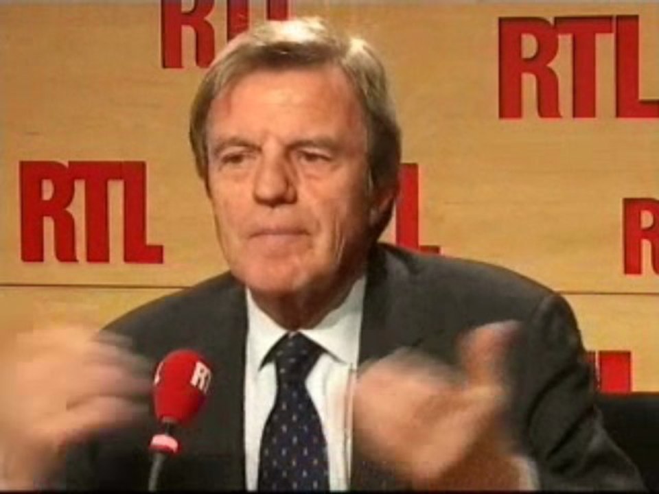 B. Kouchner revient sur le "non" des Suisses aux minarets