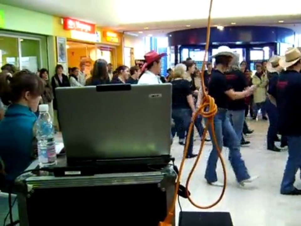 Démo danse country galerie marchande CARREFOUR de Chartres