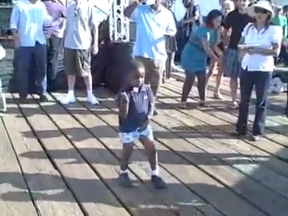 Un Gamin danse sur Michael Jackson !! Buzz