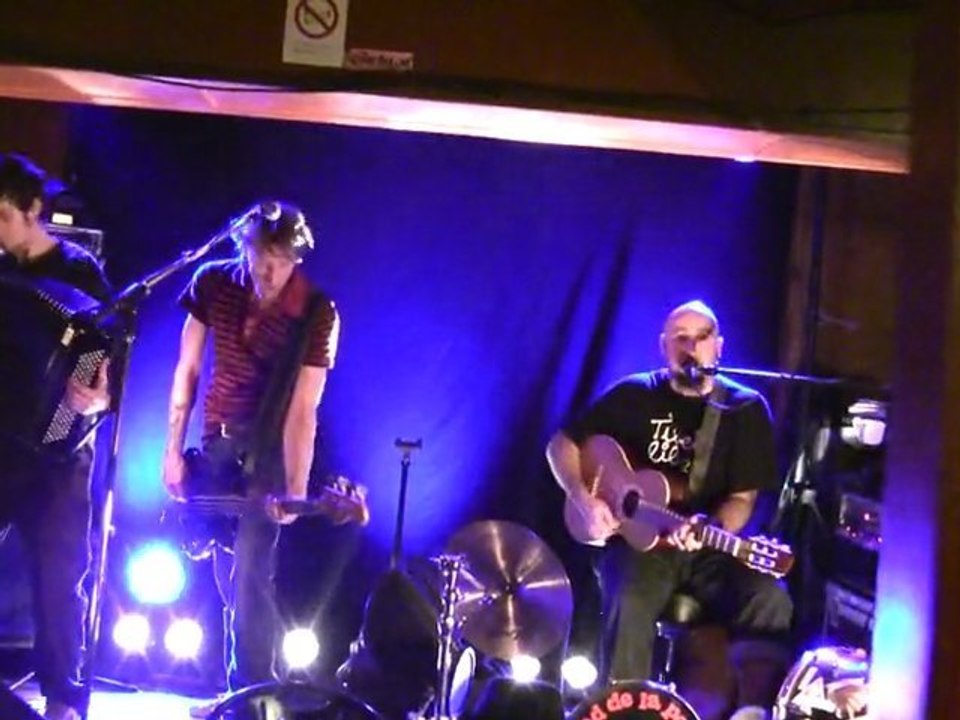 Le Pied De La Pompe - la rue kétanou - au Roger's Café