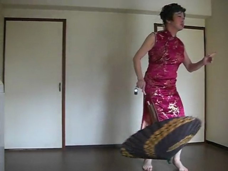 チャイナドレスに和傘をさして！