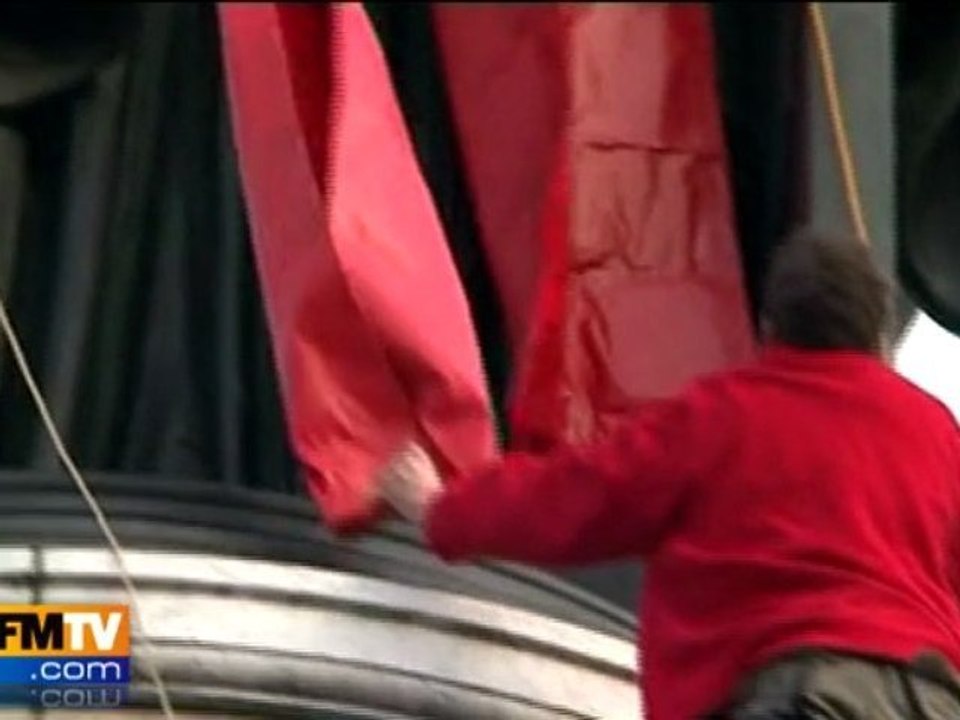 Paris revêt le ruban rouge