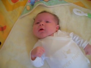 Siena (5 semaines) gazouille après le bain