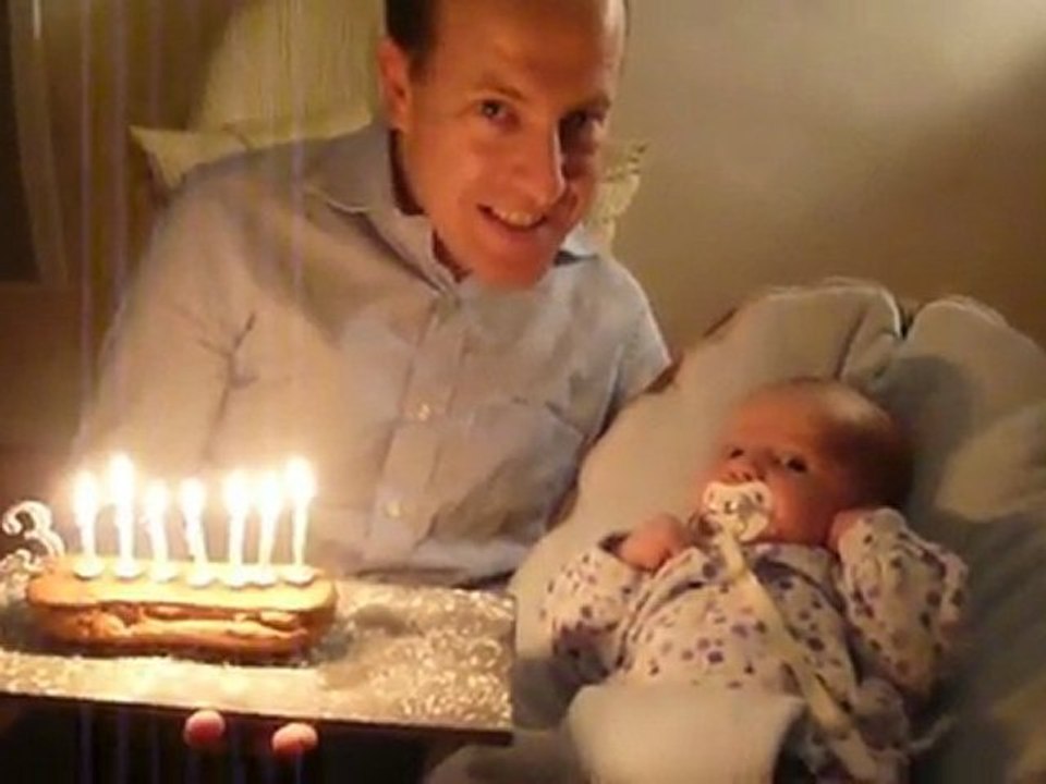 Papa Damien souffle ses bougies avec sa fille