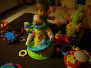 Charlotte s'amuse avec son nouveau jouet