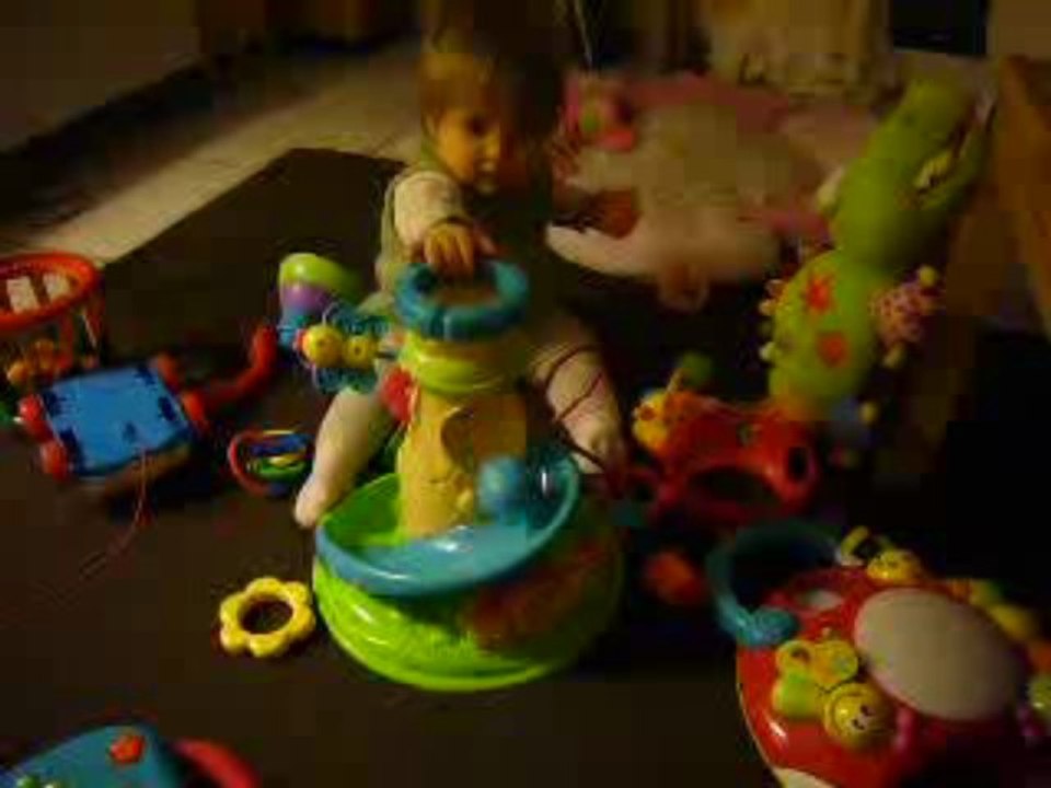 Charlotte s'amuse avec son nouveau jouet