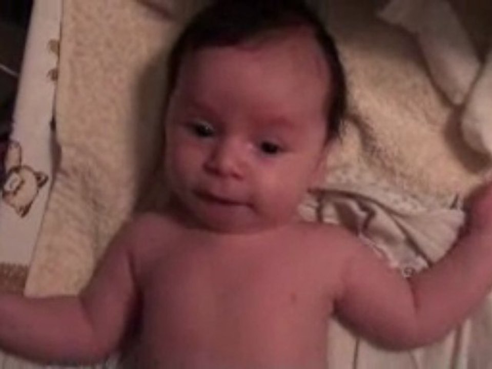 fred qui essaie de faire parler son petiot eliot à la cam...