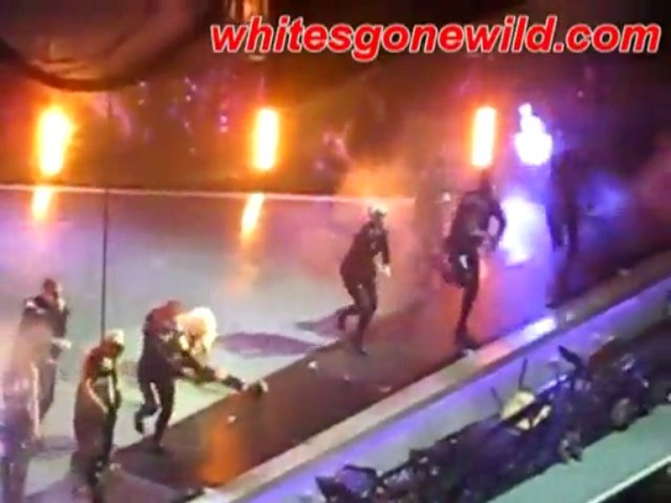 Lady Gaga Falls at the Monster Ball Tour 2009