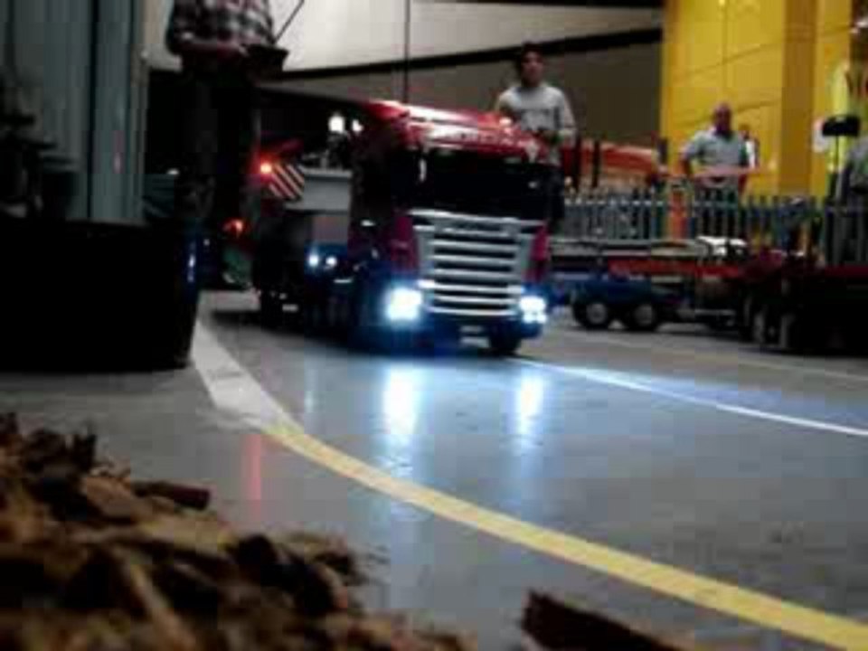 Trans Expo passage convoi exceptionnel devant parking