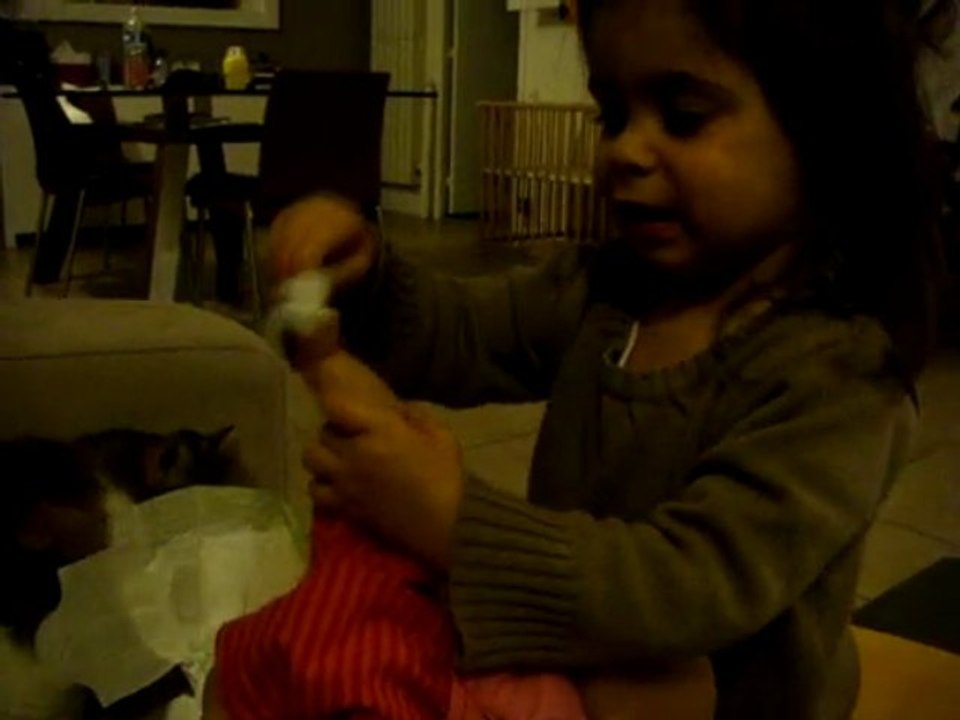 Manon qui fait la toilette à son bébé