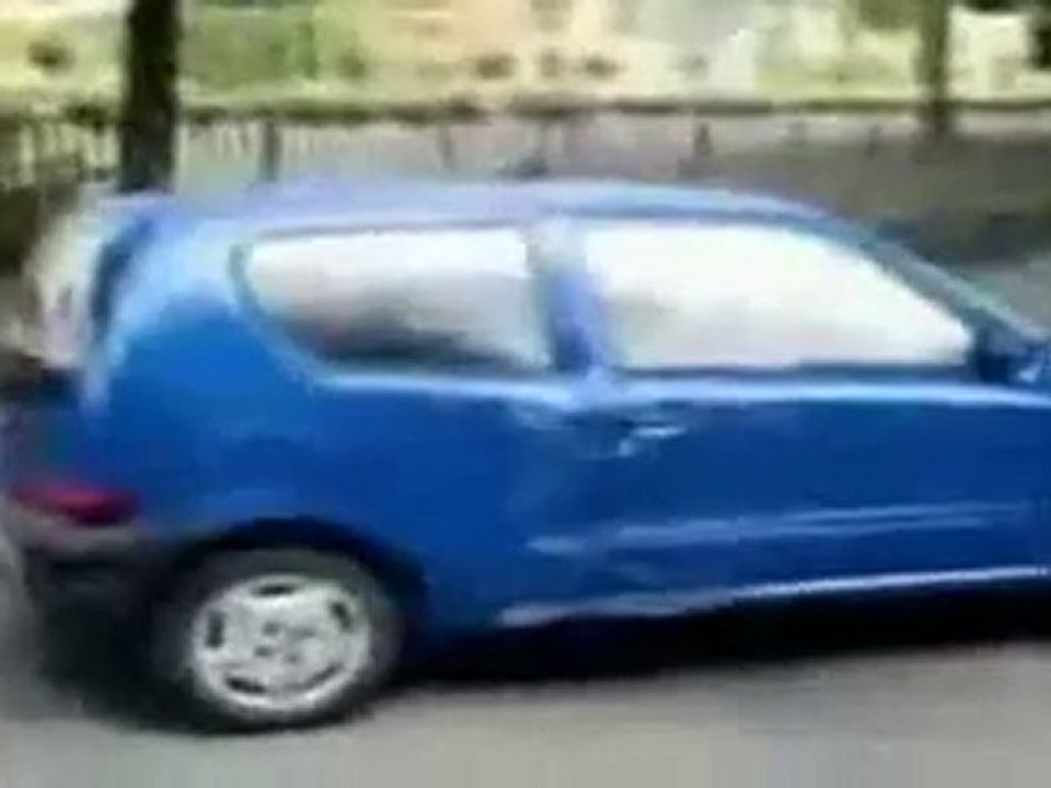 le papi de regis gare sa voiture