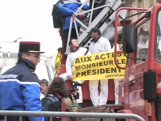 Greenpeace tente l'ascension de l'Assemblée nationale
