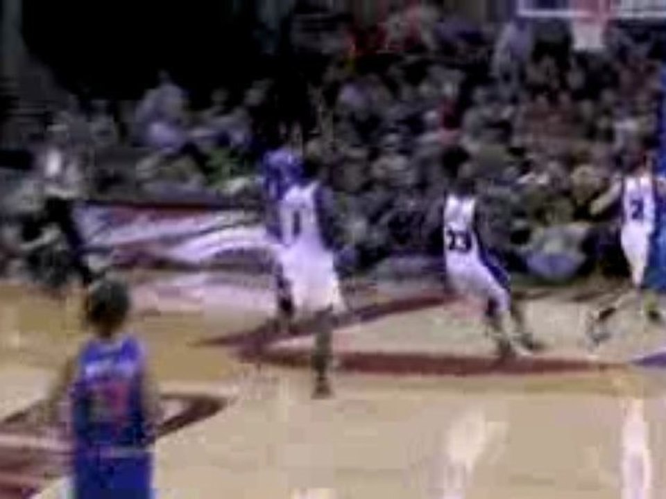 NBA Daniel Gibson finds LeBron James with the alley-oop in t