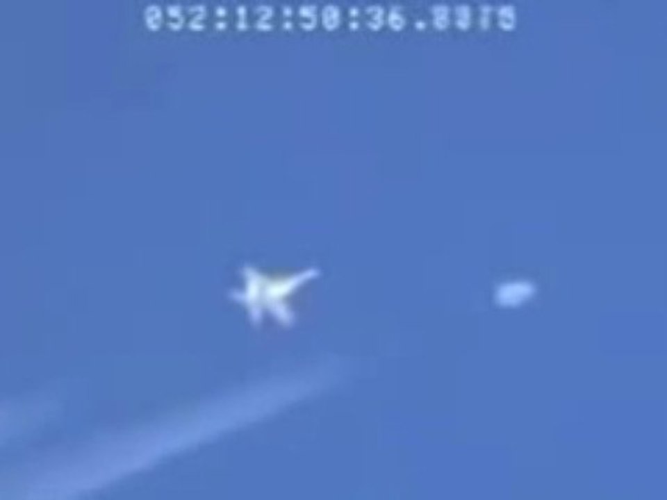 UFO, Fighter Pilot Flies Alongside a Mystery Craft