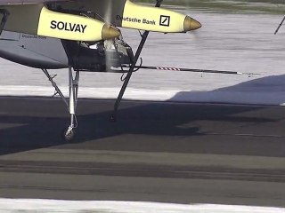 Décollage de l'avion solaire Solar Impulse