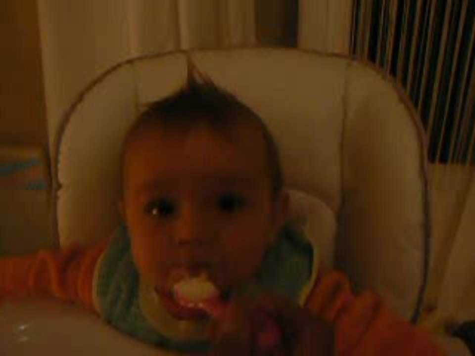 Pierric mange du yourt