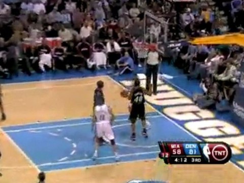 NBA Chauncey Billups throws a wonderful pass to Kenyon Marti