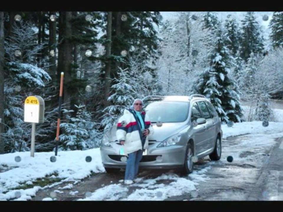 sur la route des marchers de noel la neige une halte