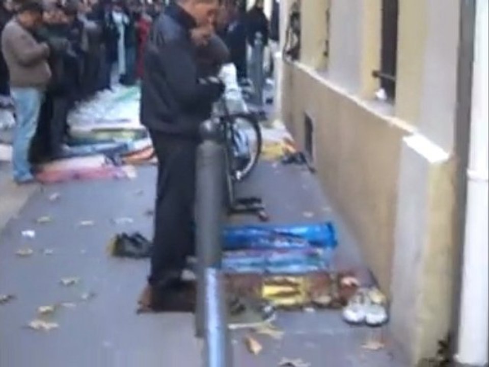 Prière du vendredi 4 décembre 2009 dans la rue.  Marseille