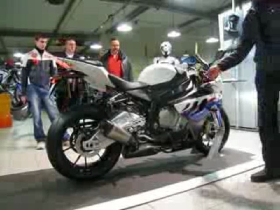 son de la nouvelle BMW 1000RR avec le pot akrapovic