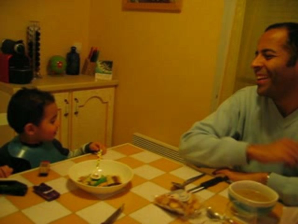Yanis mange tout seul
