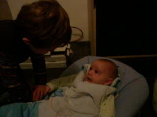 Des sourires à son grand frère