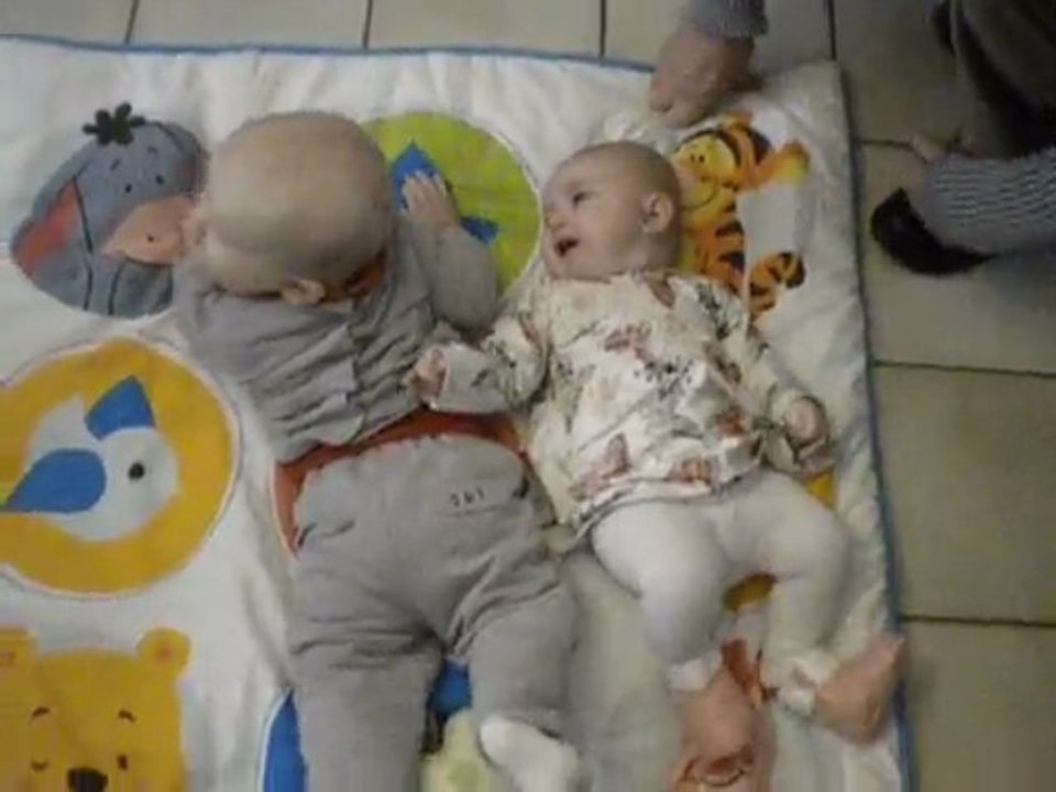 Mathéo et Eva sur le tapis d'éveil