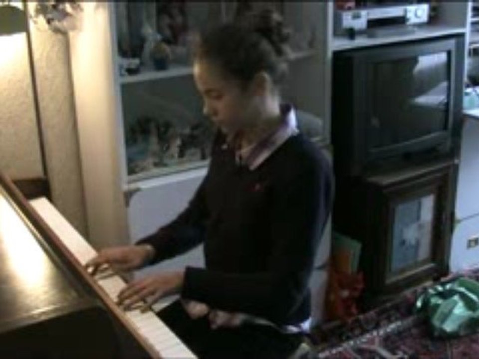 anne toujours au piano
