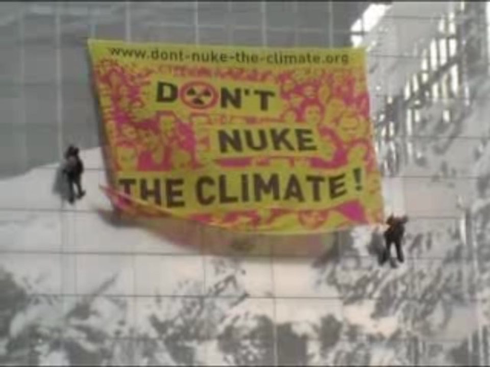 Grande Banderole "Don't nuke the climate !"