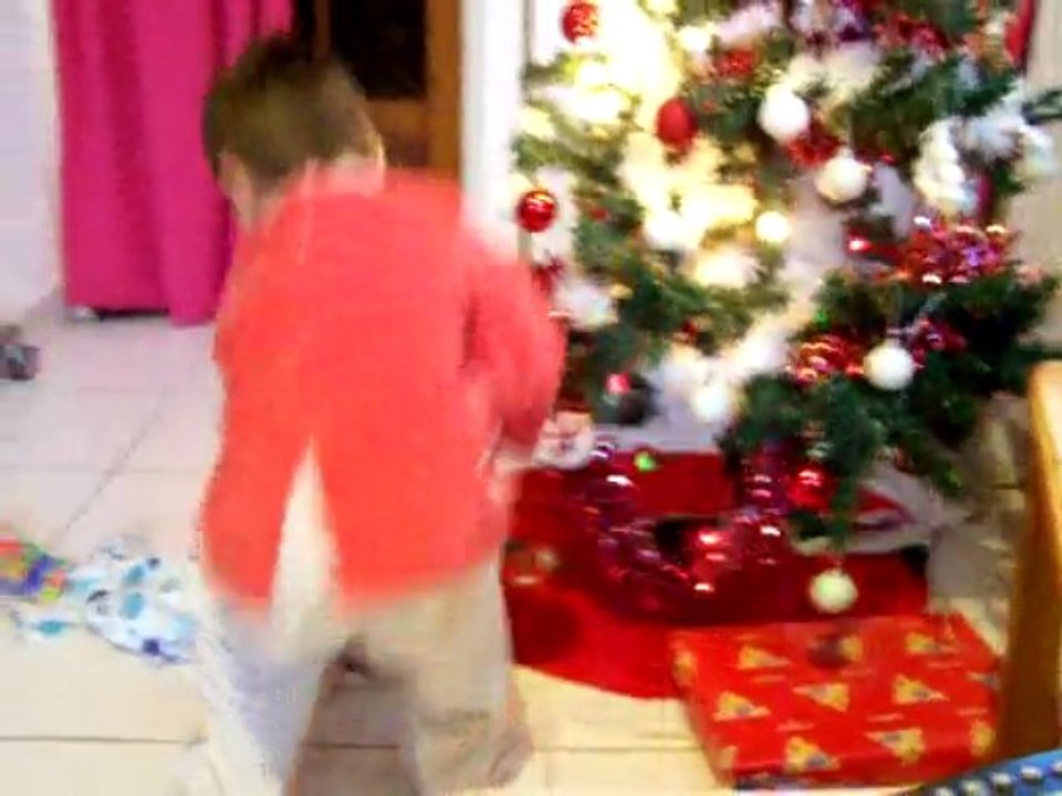 mathis decouvre ses kdos