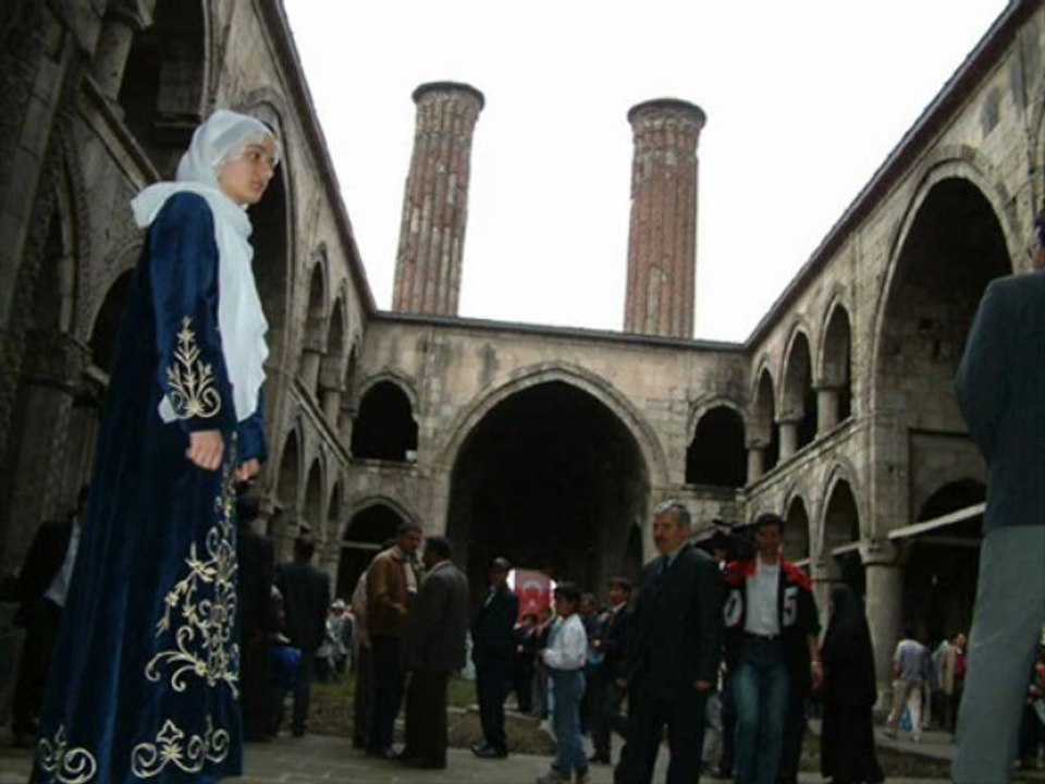 Bahattin Karakoç (çermigin başında bir kaya )