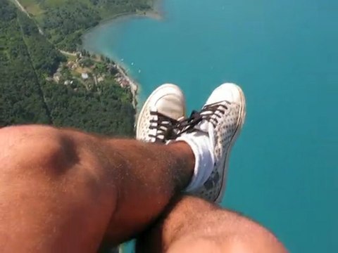 parapente au dessus du lac d'annecy