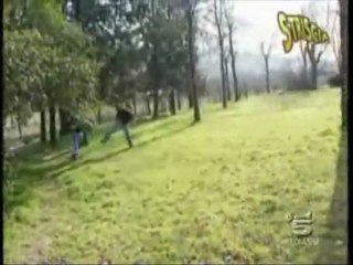 Sassi, insulti e bastoni contro inviati di striscia