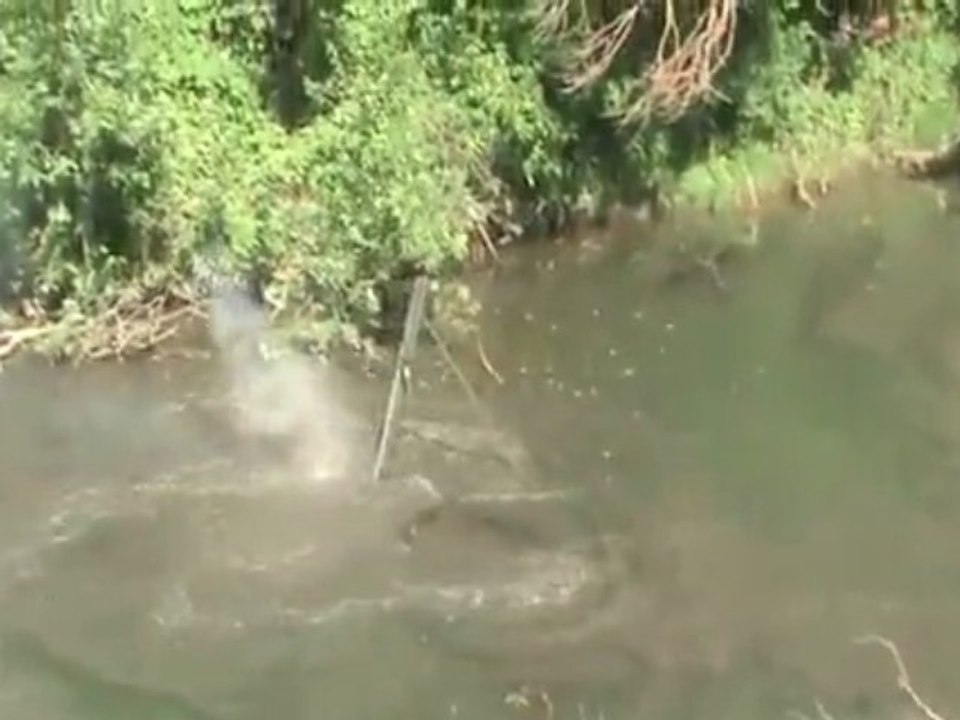 Une jeep roule sous l'eau !