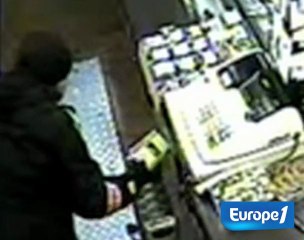 Deux policiers filmés en flagrant délit de vol