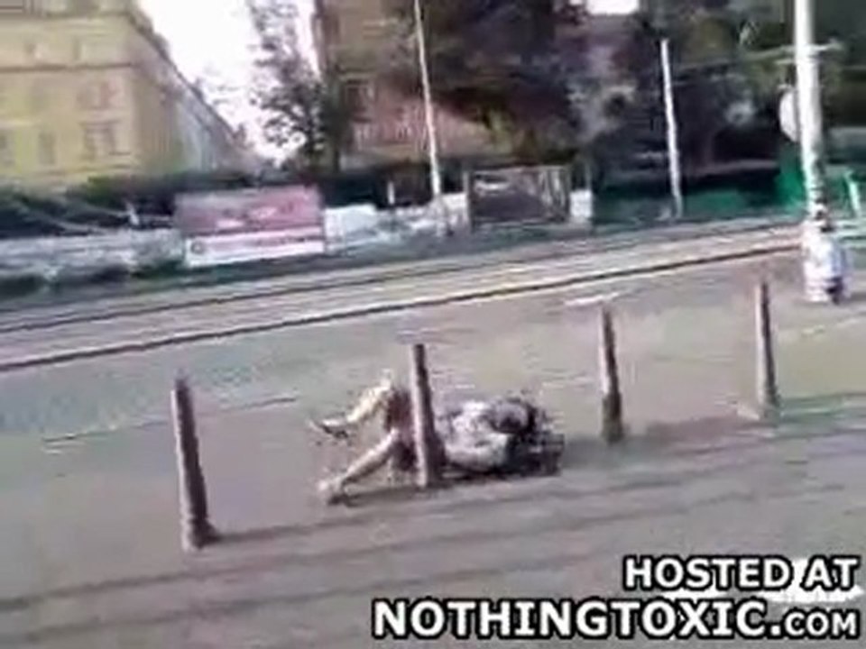 scemo sbaglia un salto e cade con ........