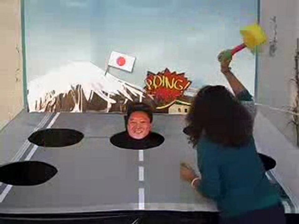 Angela Merkel von einem Hammer gehauen (Facebook Spiel)