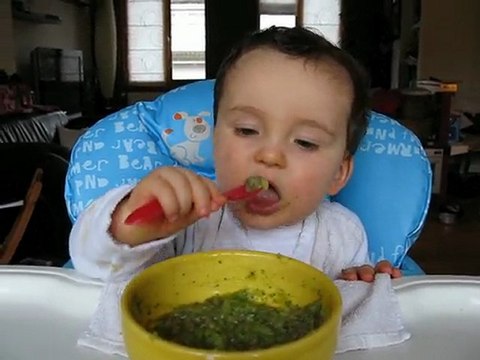 Louis commence à manger tout seul