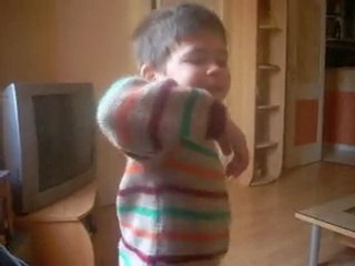 Théo danse au rythme de la musique..